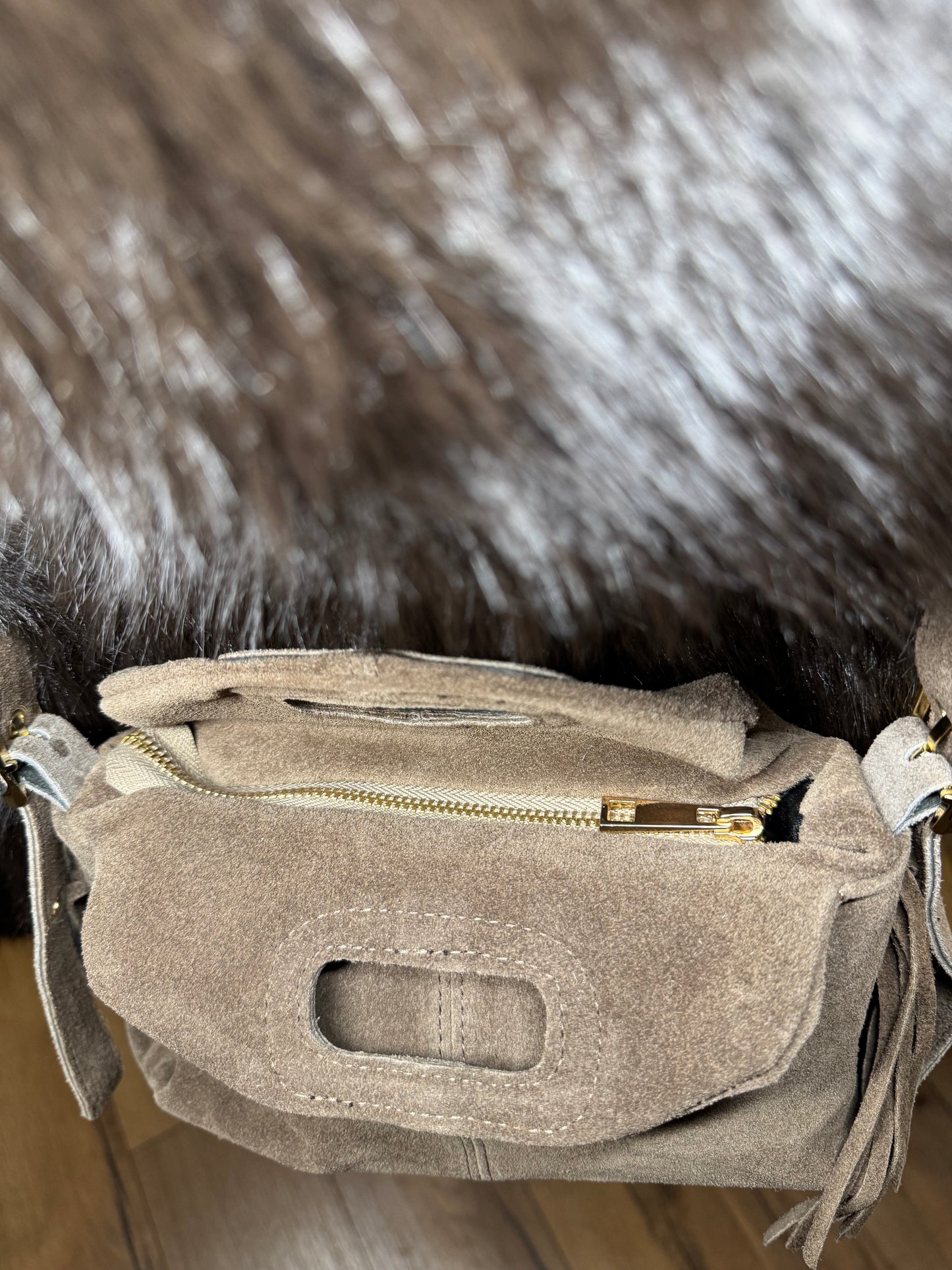 Sac Manon en daim et franges coloris taupe