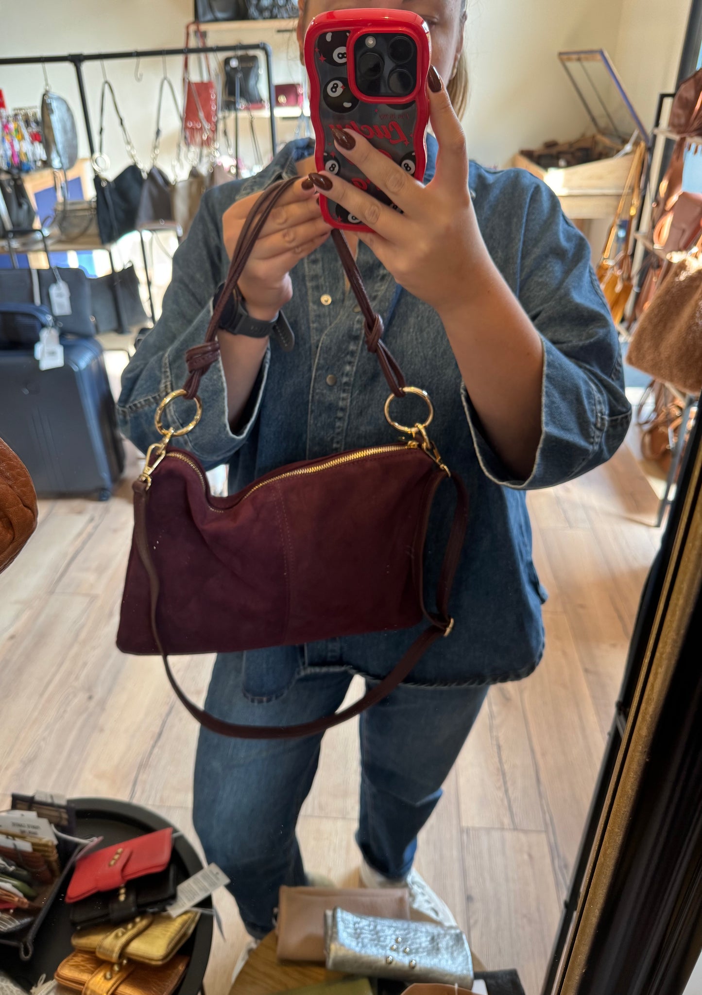 Sac Charlie format grande pochette en daim coloris prune