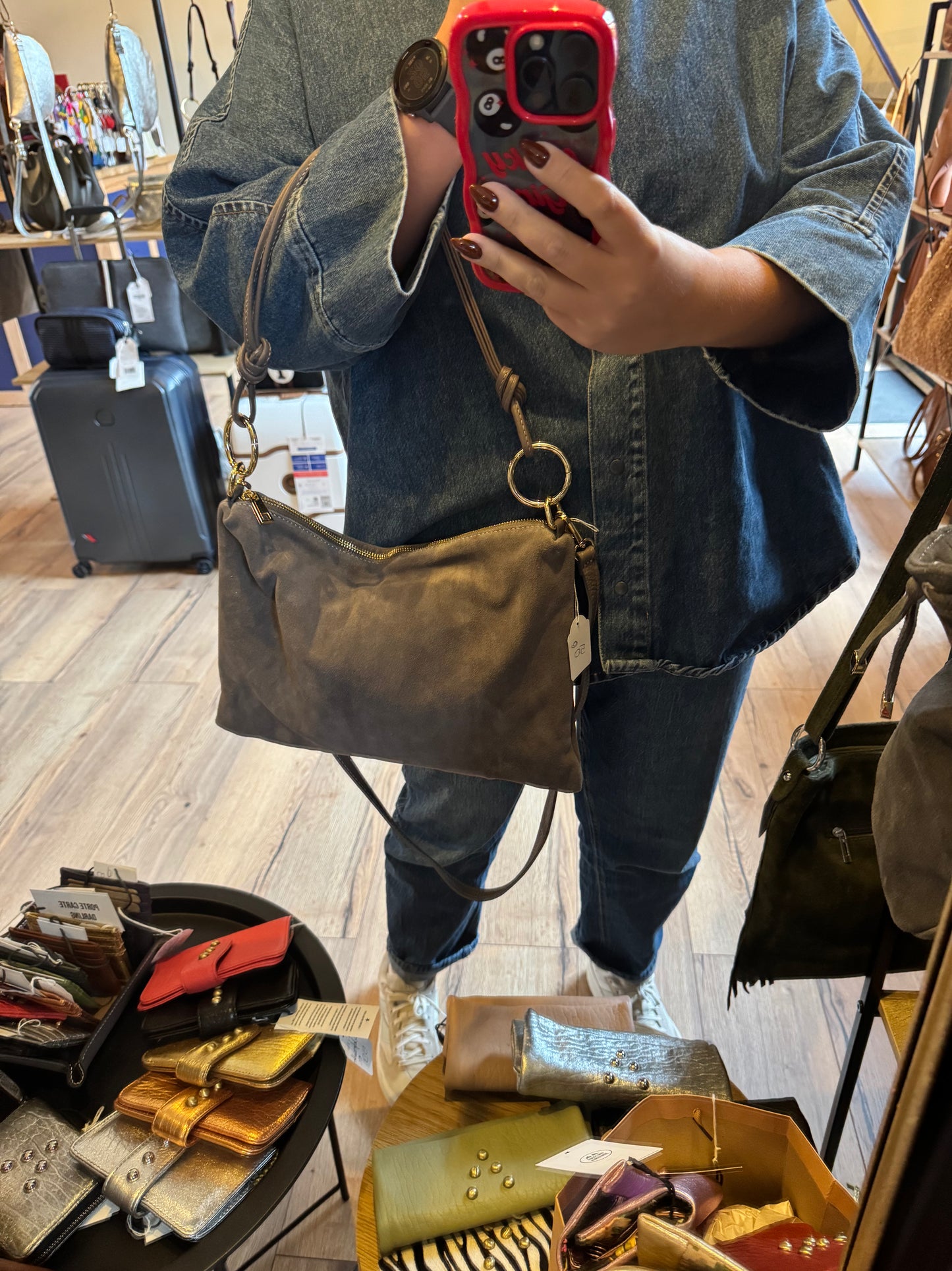 Sac Charlie format grande pochette en daim gris