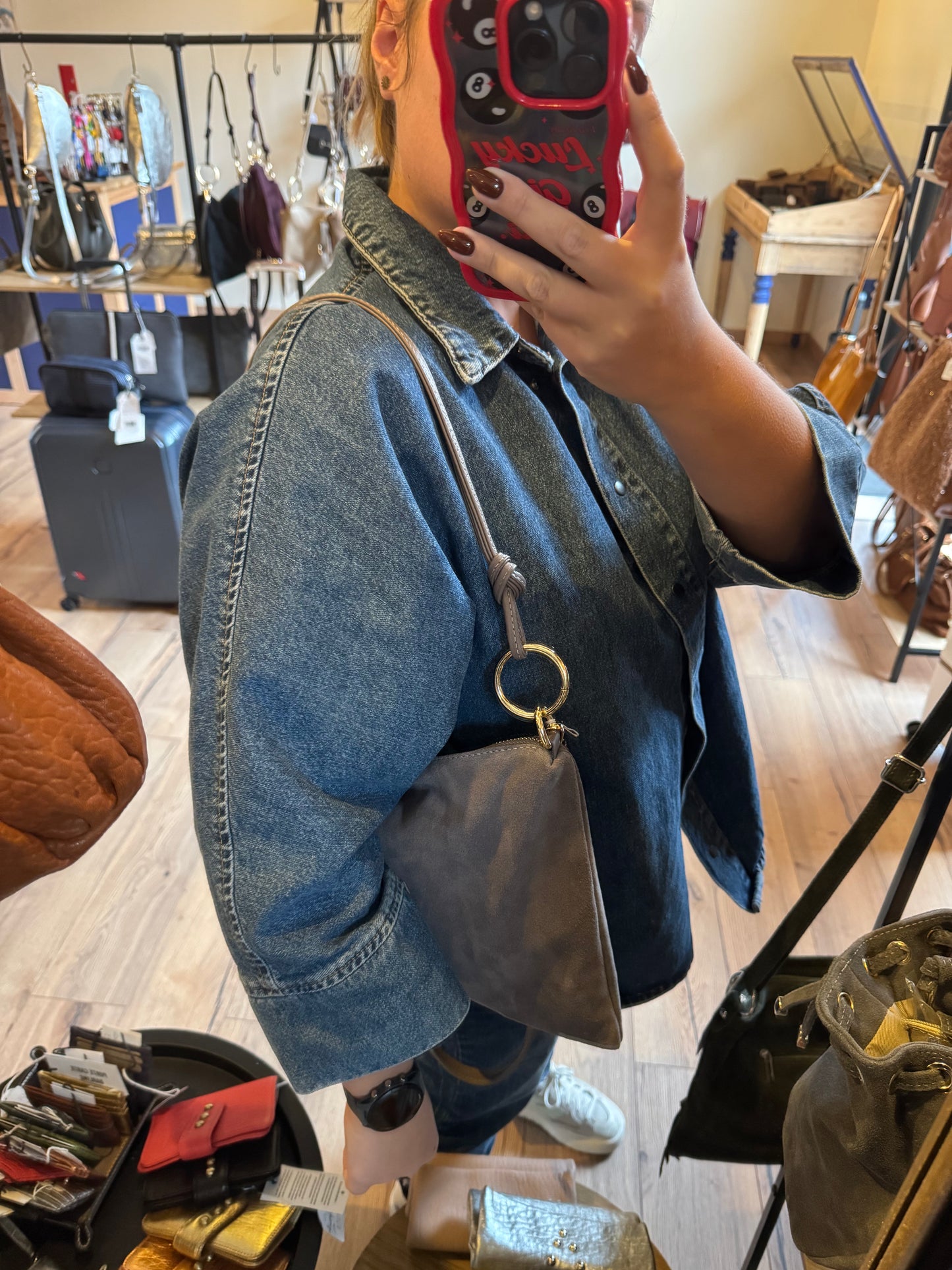 Sac Charlie format grande pochette en daim gris