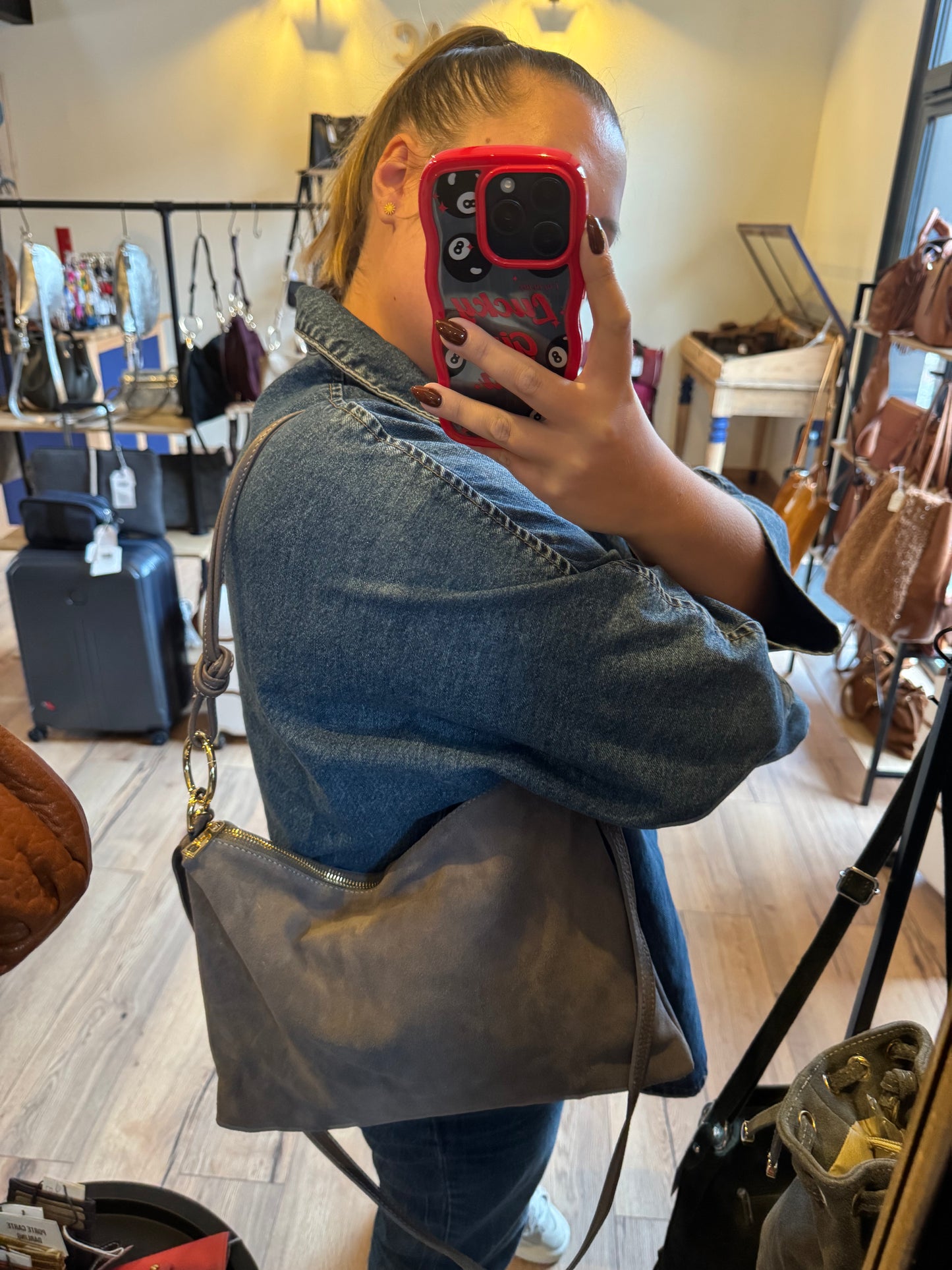 Sac Charlie format grande pochette en daim gris