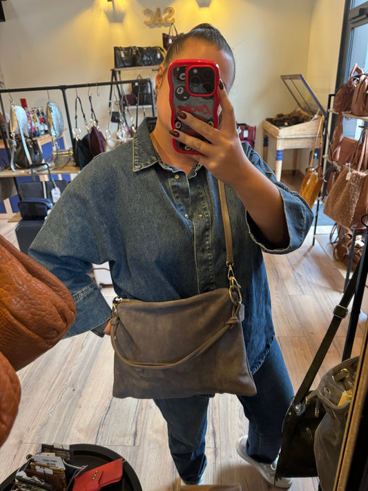 Sac Charlie format grande pochette en daim gris