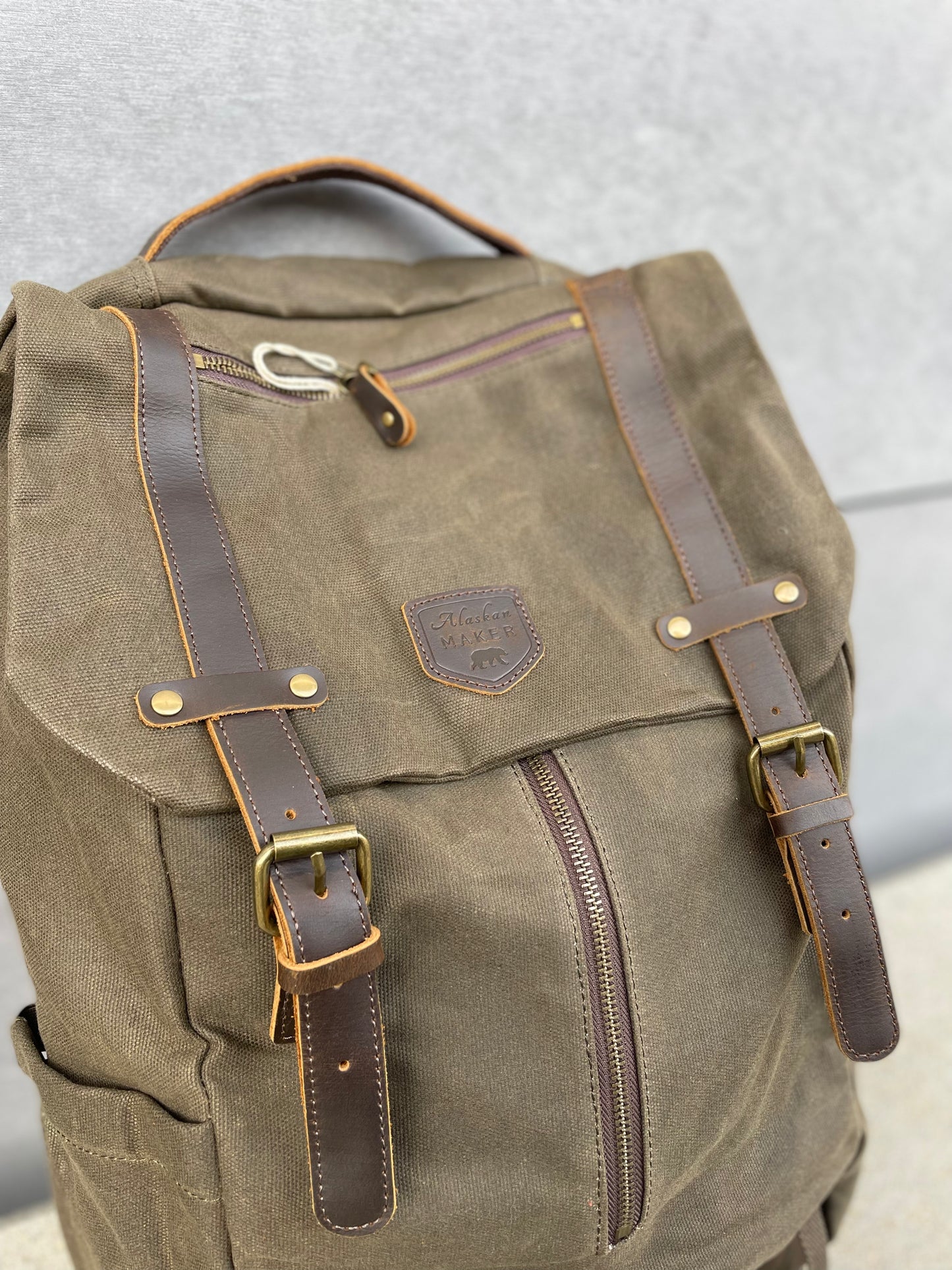 Sac à dos kaki au look vintage en toile waxée et cuir