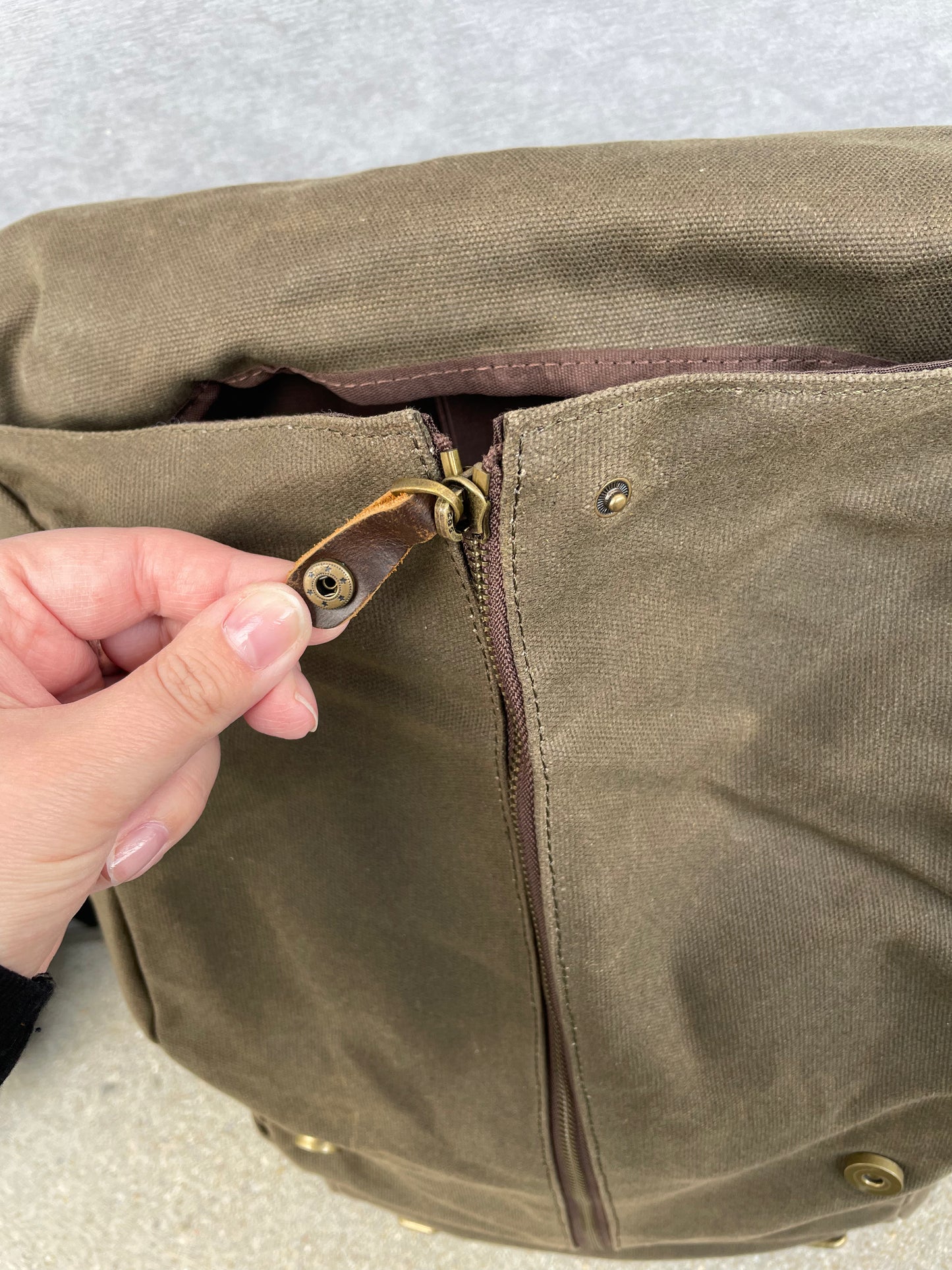 Sac à dos kaki au look vintage en toile waxée et cuir