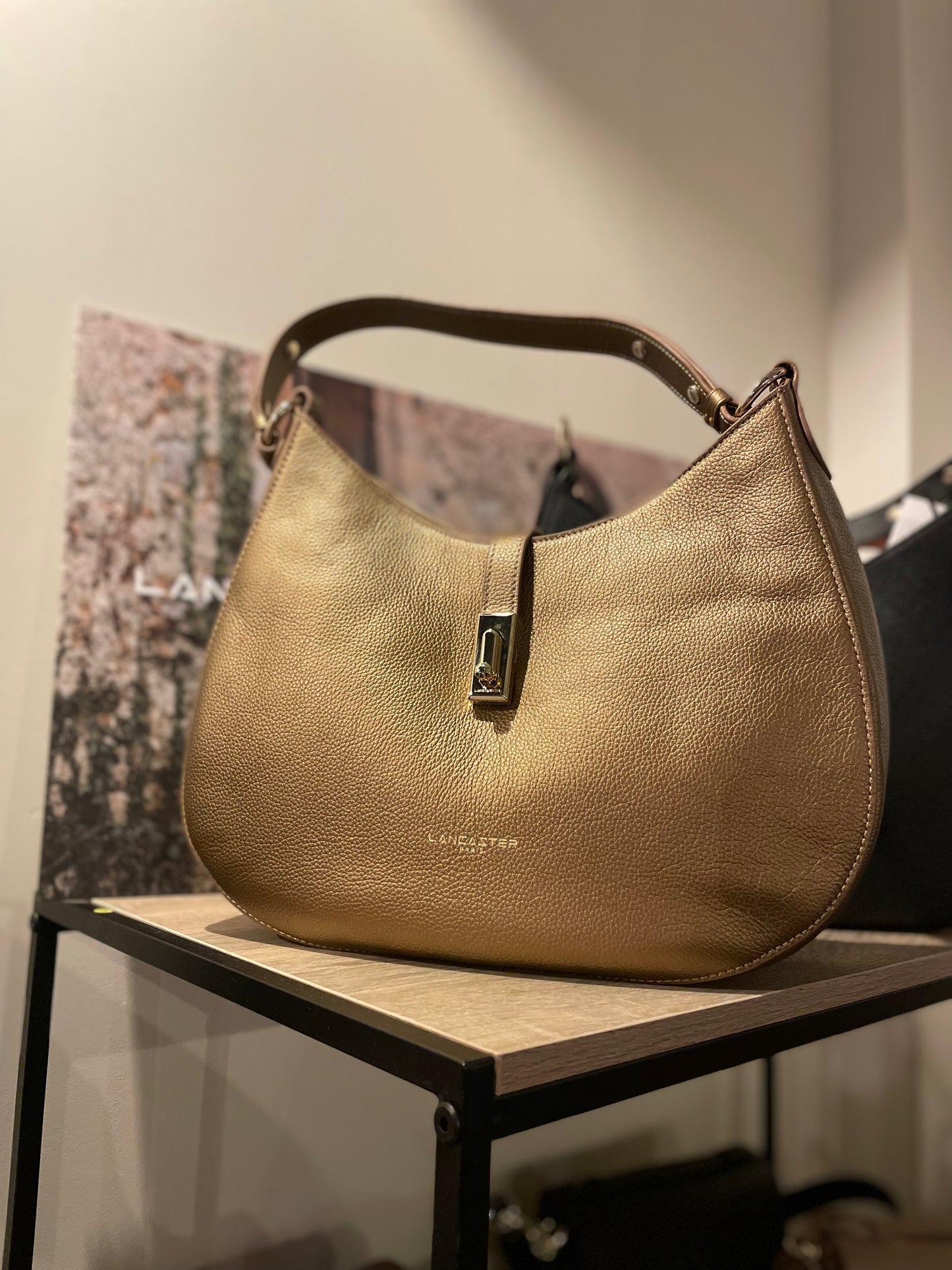Grand sac besace Milano coloris Gold antic - LANCASTER