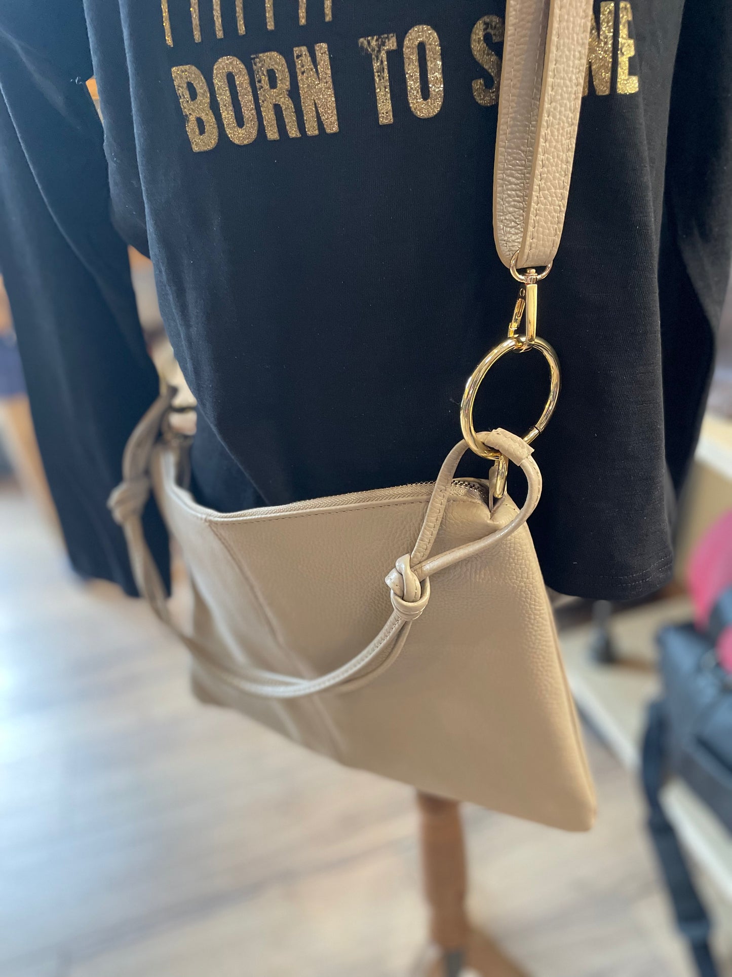 Sac format grande pochette en cuir grainé beige  - Charlie