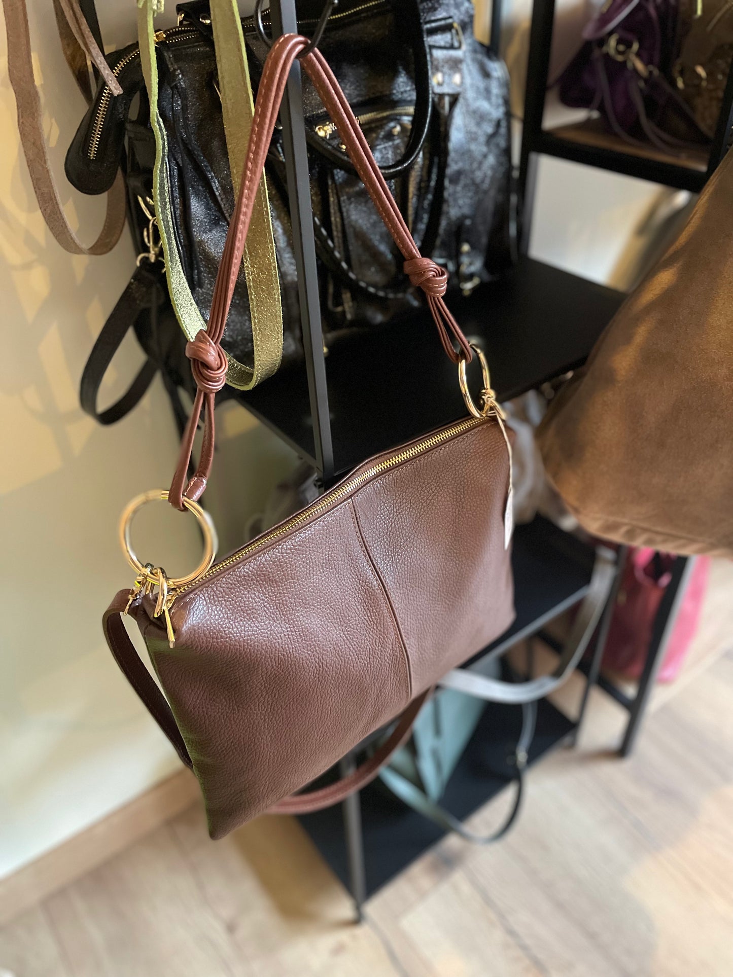 Sac format grande pochette en cuir grainé marron- Charlie
