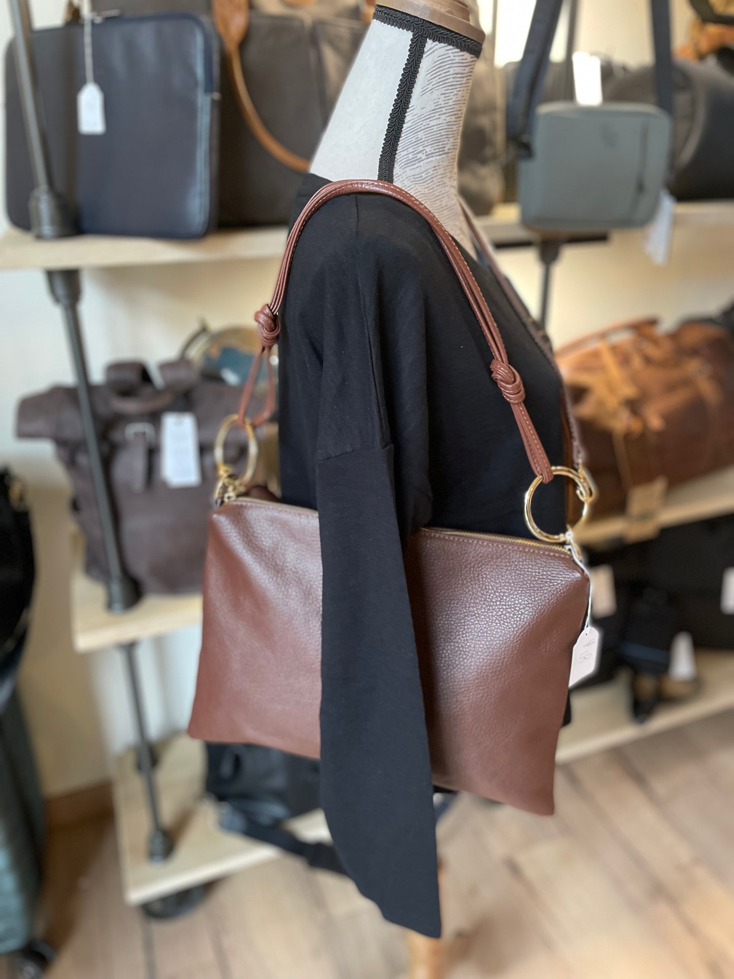Sac format grande pochette en cuir grainé marron- Charlie