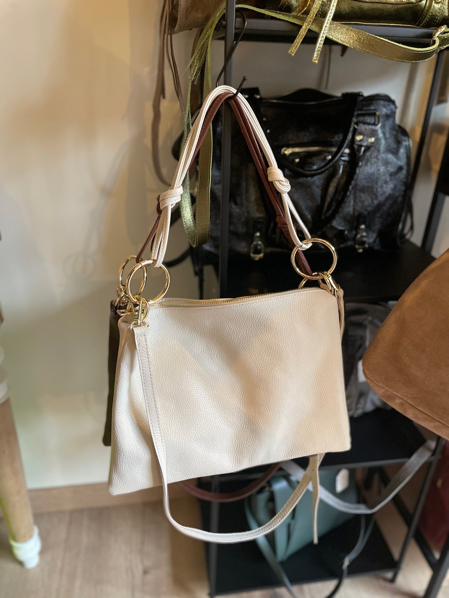 Sac format grande pochette en cuir grainé beige  - Charlie