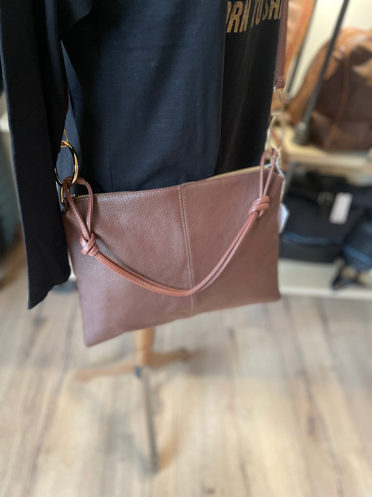 Sac format grande pochette en cuir grainé marron- Charlie