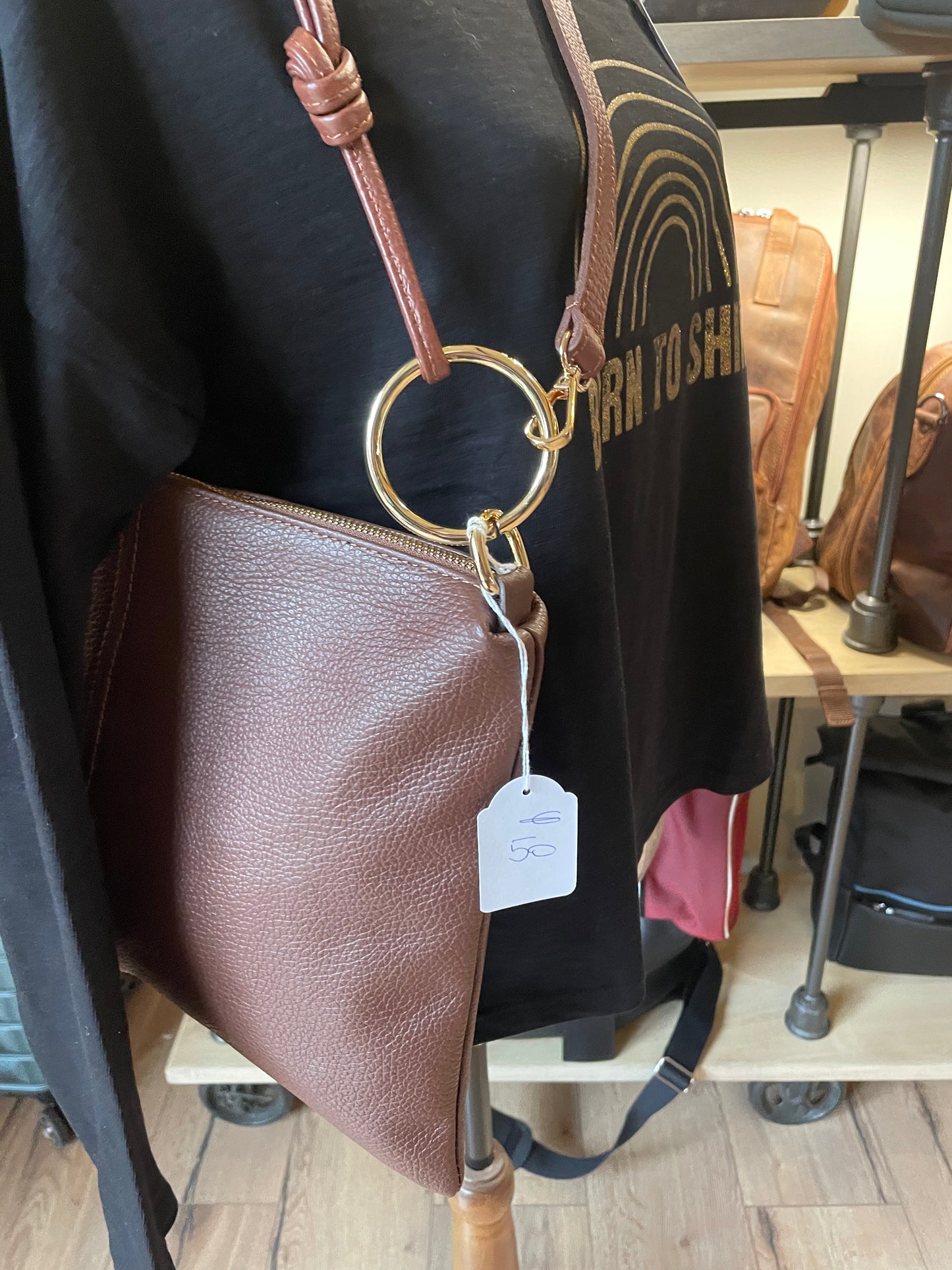 Sac format grande pochette en cuir grainé marron- Charlie