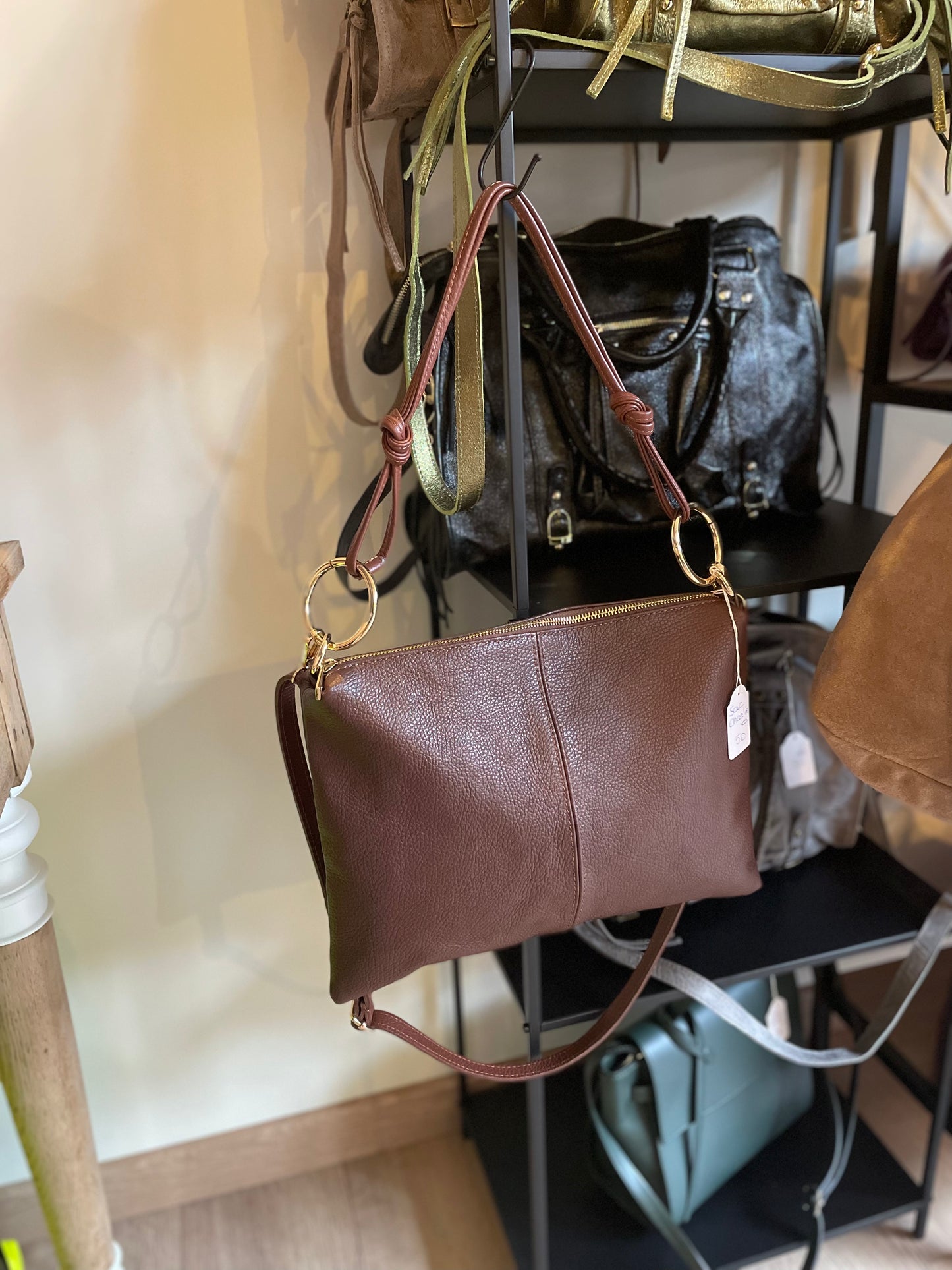 Sac format grande pochette en cuir grainé marron- Charlie