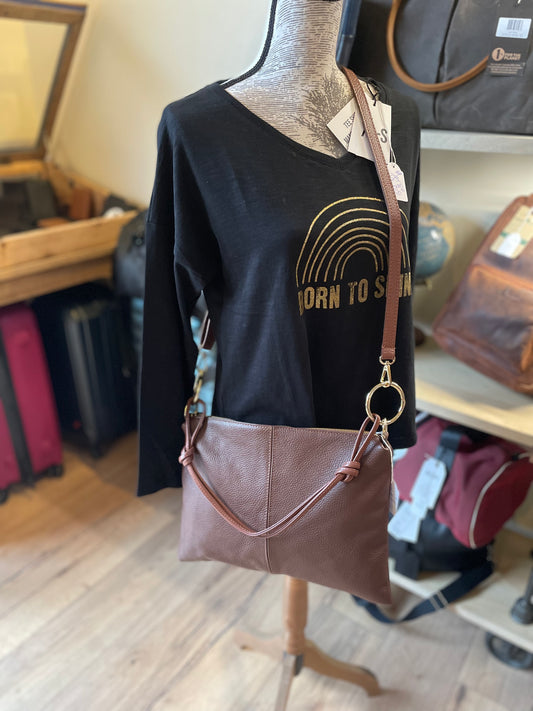 Sac format grande pochette en cuir grainé marron- Charlie