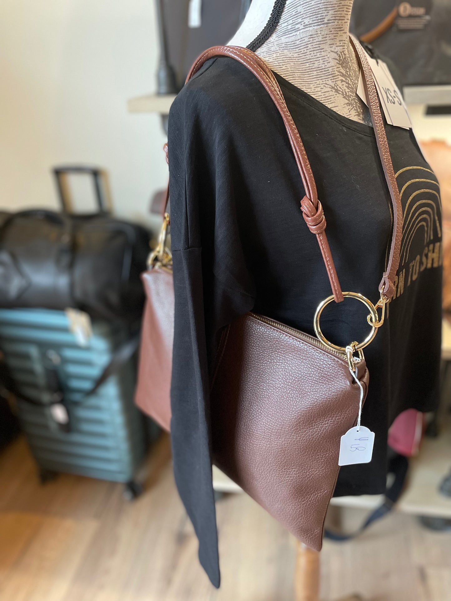Sac format grande pochette en cuir grainé marron- Charlie